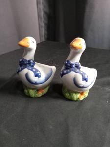 lot 2636 image: Ceramic Duck Salt and Pepper Shakers with Blue Polka Dot Bow
