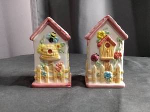 lot 2637 image: Decorative Ceramic Birdhouse Salt and Pepper Shakers