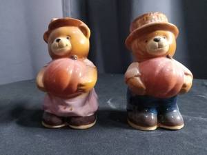 lot 2638 image: Ceramic Bear Salt and Pepper Shaker Set