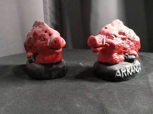 lot 2642 image: Arkansas Razorback Mascot salt and pepper shaker set