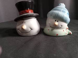lot 2648 image: Ceramic Snowman Salt and Pepper Shaker Set