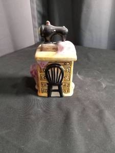 lot 2650 image: Ceramic Sewing Machine Salt and Pepper Shaker