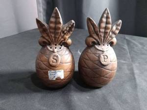 lot 2652 image: Pineapple Salt and Pepper Shakers Set