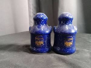 lot 2657 image: Cobalt Blue Ceramic Salt and Pepper Shakers with Gold Design
