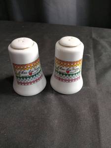 lot 2670 image: I Love Las Vegas Rainbow Hearts Salt & Pepper Shakers