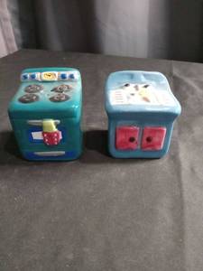 lot 2672 image: Decorative Ceramic Stove Salt and Pepper Shakers