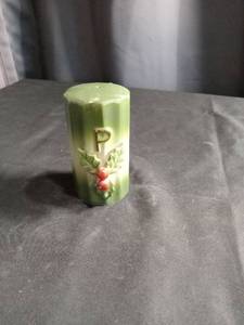 lot 2679 image: Decorative Green Ceramic Pepper Shaker with Holly Design