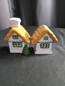 lot 2686 image: Ceramic Cottage Salt and Pepper Shakers