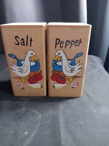 lot 2698 image: Duck Motif Salt and Pepper Shaker Set