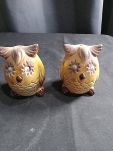 lot 2699 image: Ceramic Owl Salt and Pepper Shakers