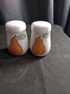 lot 2700 image: Pear Design Ceramic Salt and Pepper Shakers