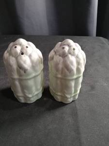 lot 2701 image: White Ceramic Salt and Pepper Shakers Set