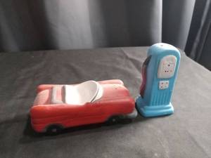 lot 2704 image: Retro Gas Pump Salt and Pepper Shaker Set