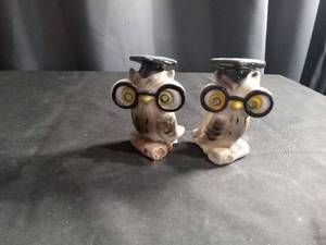 lot 2706 image: Ceramic Owl Salt and Pepper Shakers