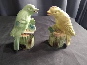lot 2710 image: Ceramic Bird Salt and Pepper Shakers