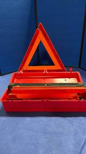 lot 20 image: Emergency Warning Triangle Flare Kit