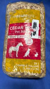 lot 88 image: Virbrant Life Cedar Wood Pet Bedding 24L