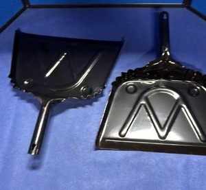 lot 89 image: Black Metal Dust Pan (2)