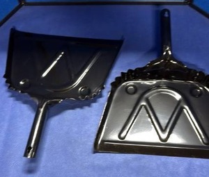 lot 90 image: Black Metal Dust Pan (2)