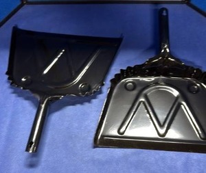 lot 91 image: Black Metal Dust Pan (2)