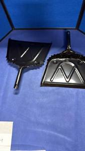 lot 92 image: Black Metal Dust Pan (2)