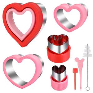 lot 20032 image: Valentines Day Cookie Cutter Mold Set,5 Different Size Heart-shaped Sandwich Cutter and Sealer, Cookie, Fruit, Vegetable Cutters
