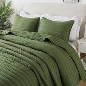 lot 19416 image: Quilted Green Bedspread with Pillow Shams (Queen)