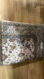 lot 19469 image: Persian Style Area Rug with Floral Medallion Design (2�6in x8�)