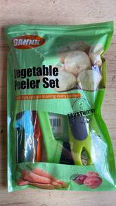 lot 20473 image: Gannk Kitchen Vegetable Peeler Set