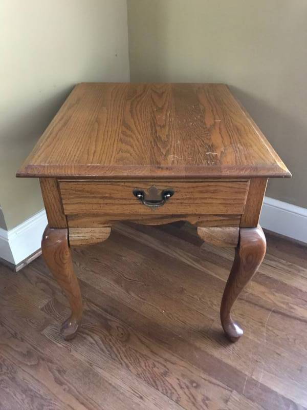 lot 2317 image: Oak Broyhill Side Table with drawer
