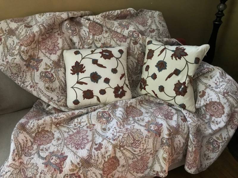 lot 2364 image: Twin Sized quilt (two sided) with pillows--B. Smith with Style from Bed Bath and Beyond