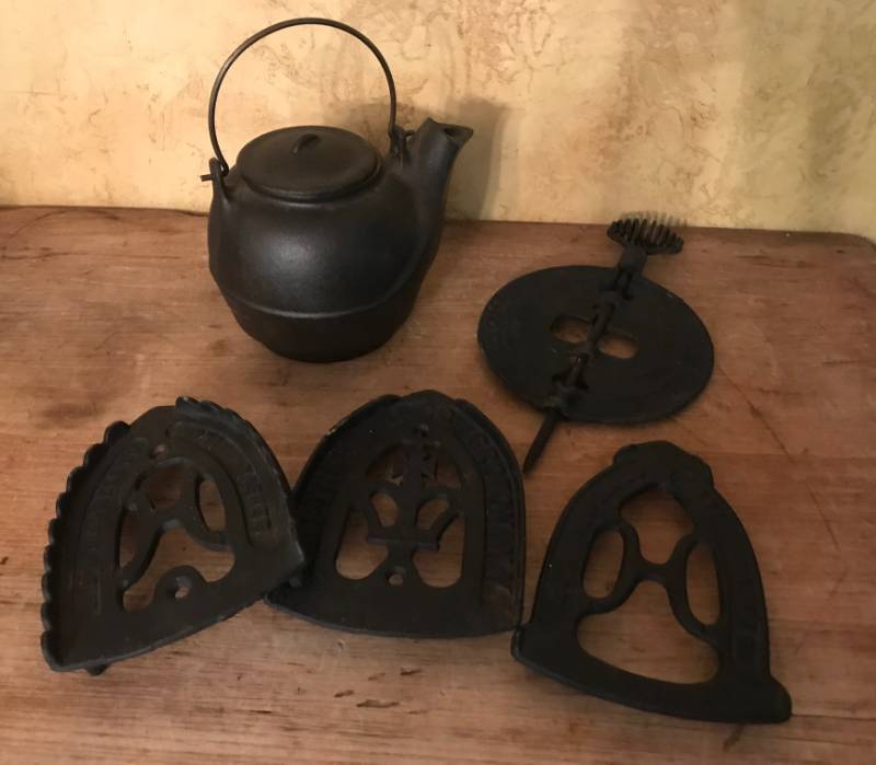 lot 2367 image: Cast Iron Kettleteapot and trivets