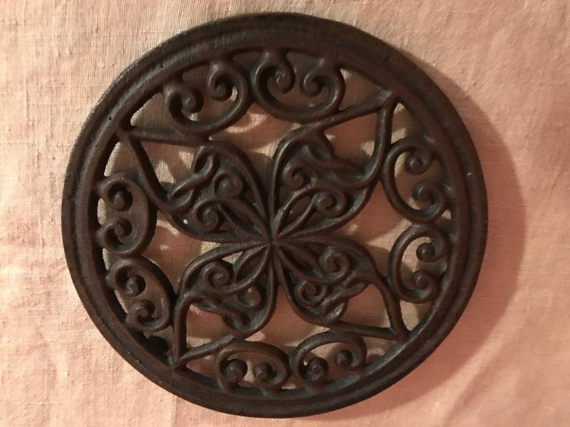 lot 2403 image: Floral cast iron trivet-7