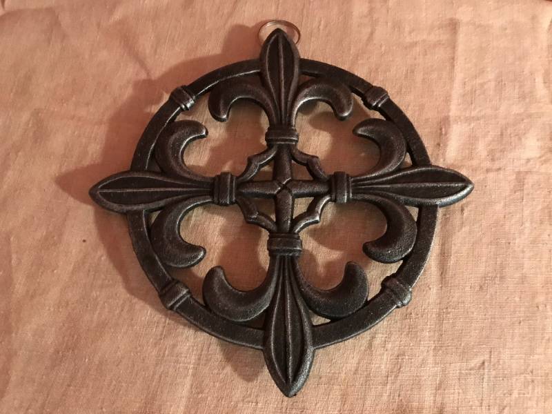 lot 2404 image: Fleur de lis cast iron trivet-9