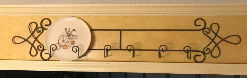 lot 2409 image: Bicycle themed decorative plate and horizontal plate rack