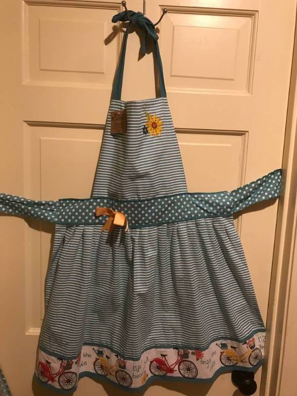 lot 2417 image: Apron with Bicycles and stripes (new)