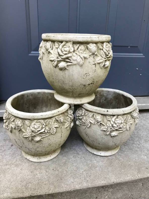 lot 2419 image: Set of 3 ceramic planters-8