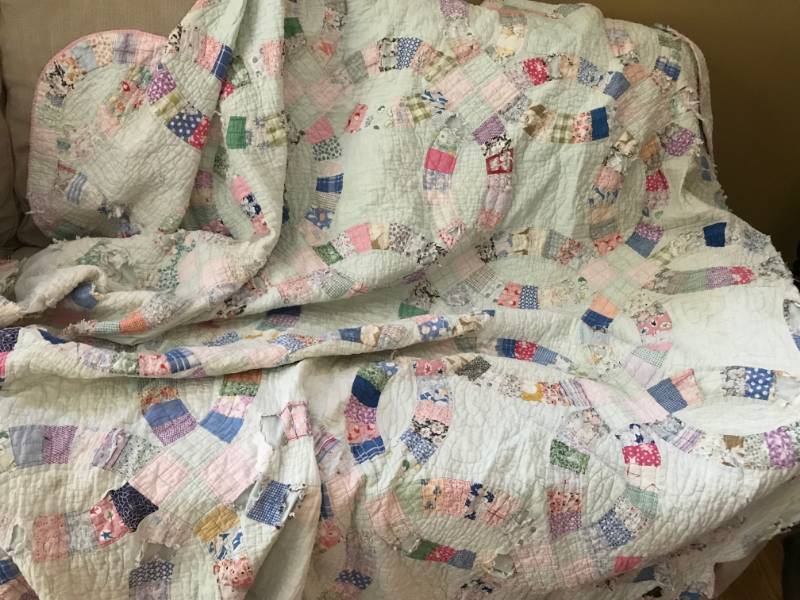 lot 2454 image: Blue and Green Wedding Ring Quilt
