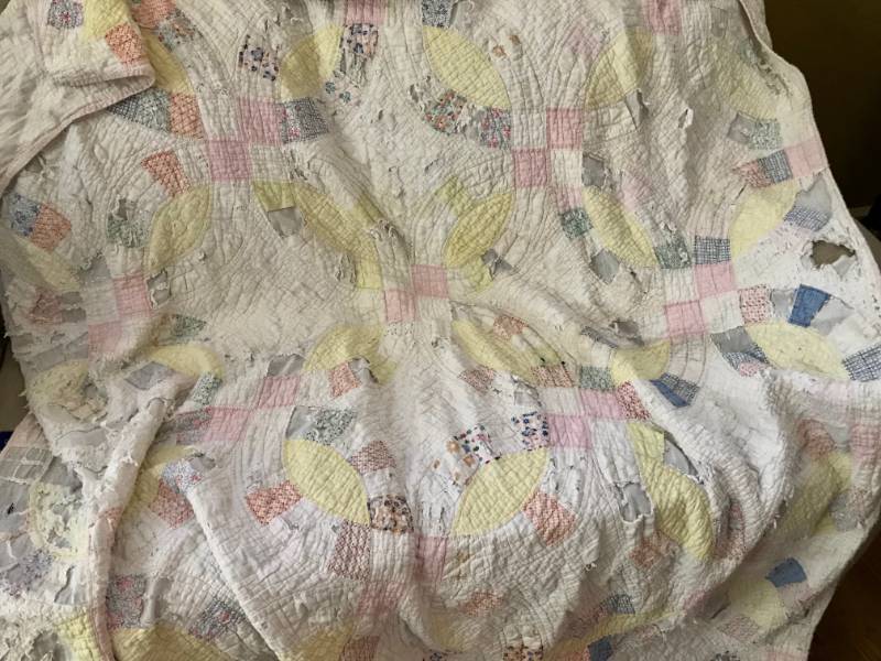 lot 2456 image: Pastel Wedding Ring Quilt