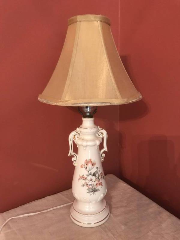 lot 2458 image: Porcelain Vintage Lamp (works)