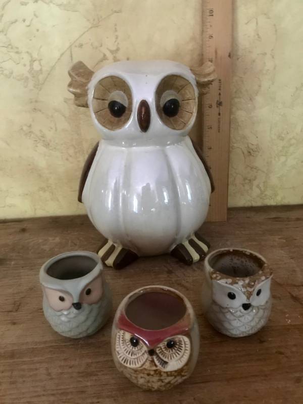 lot 2465 image: Set of miniature owl planters and Owl Figure