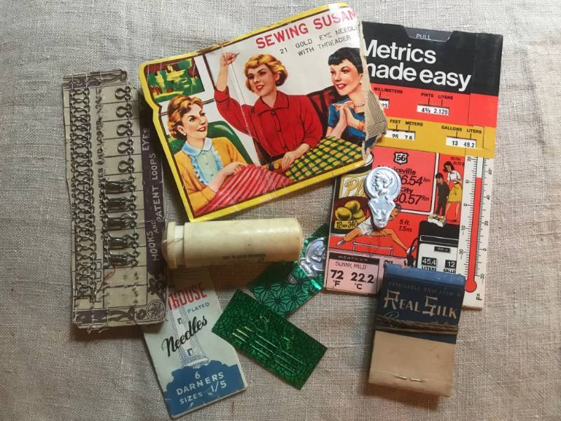 lot 2476 image: Set of Vintage sewing items