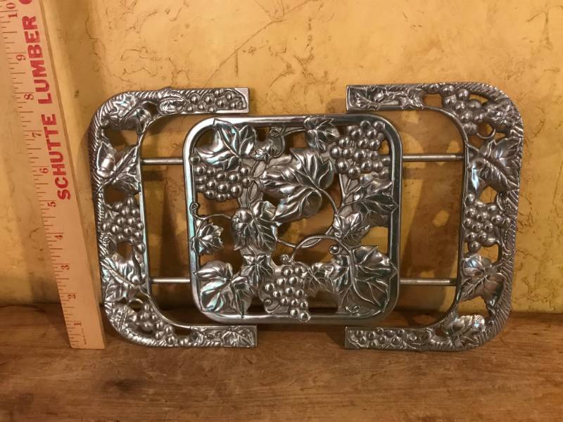 lot 2493 image: Expandable Trivet with grapes