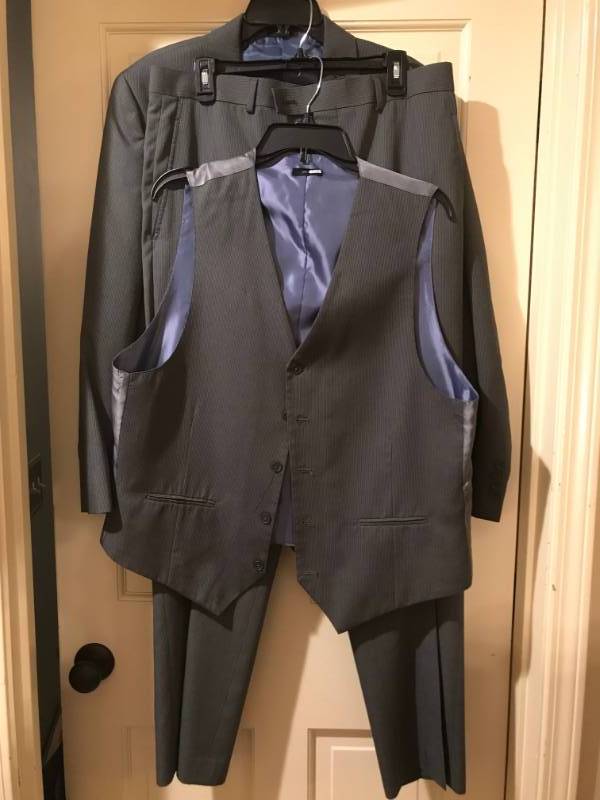 lot 2498 image: 3 Piece Suit J.Ferrar Modern Fit-Jacket, Vest (large) and Pants (36 x 32)