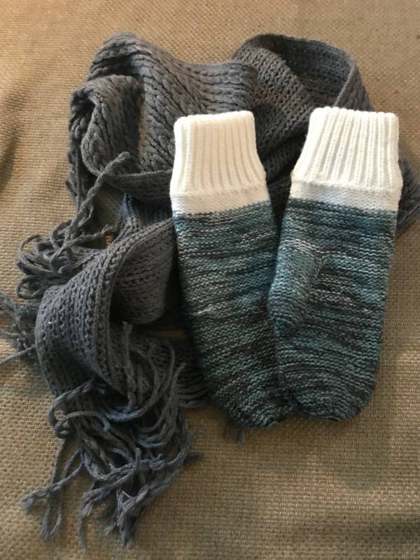 lot 2507 image: Scarf and Mittens