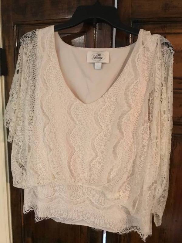 lot 2512 image: Retro Betty Lacey layeredcream colored top-Medium