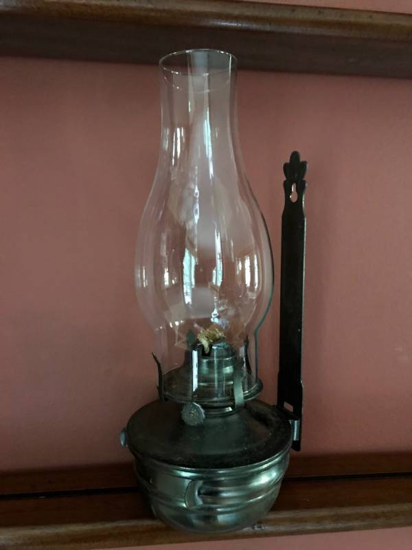 lot 2523 image: Vintage tin wall oil lamp (wall mounted)