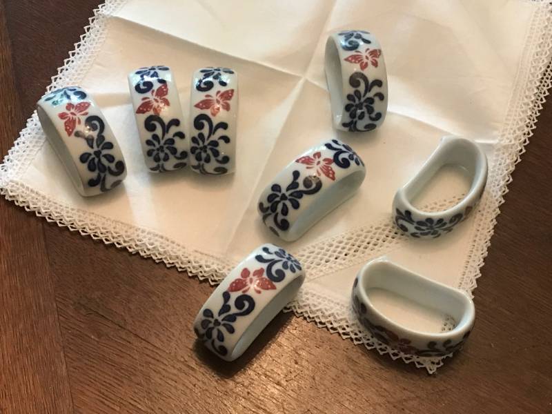 lot 2526 image: Ceramic Napkin Rings and Napkins