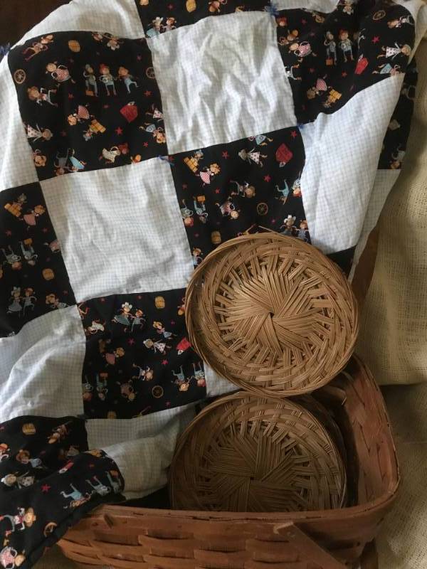 lot 2548 image: Picnic Basket with quilt and wicker paper plate holders