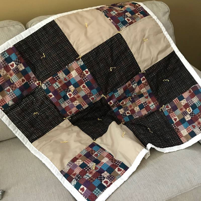 lot 2555 image: Heart throw quiltWall Dcor